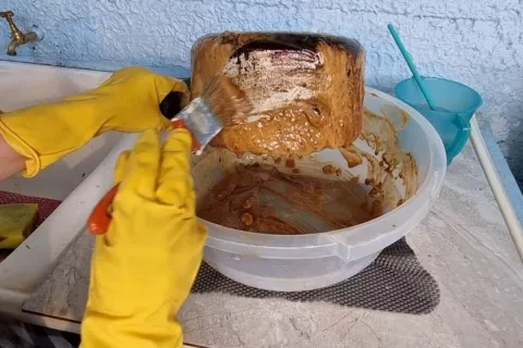 Pasta desengordurante caseira, que limpa forno com facilidad