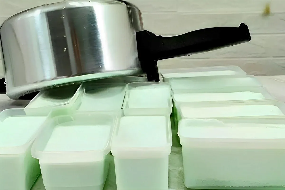 Pasta para limpar alumínio que deixa as suas panelas um espe