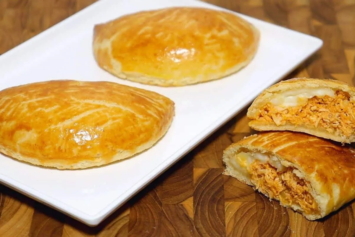 Pastel assado com massa feita com guaraná que fica espetacul