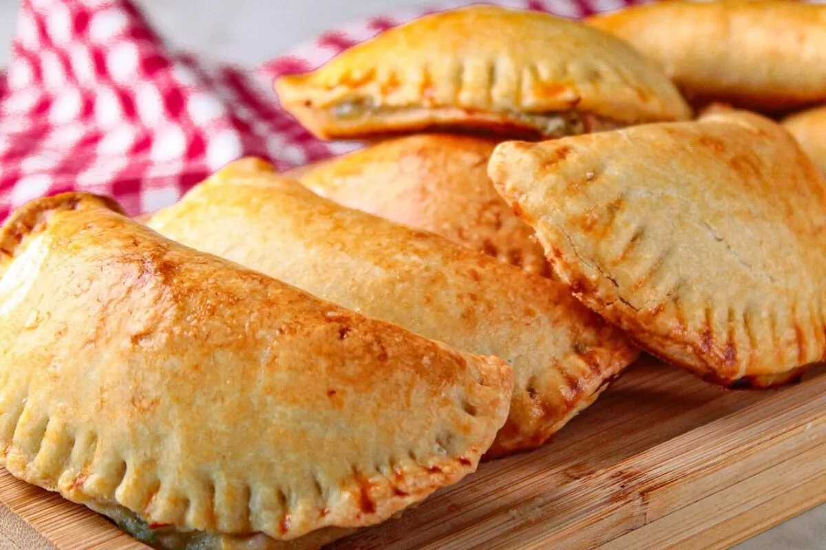 Pastel assado com massa leve e saborosa que dá certo com qua