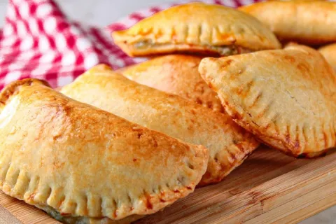 Pastel assado com massa leve e saborosa que dá certo com qua