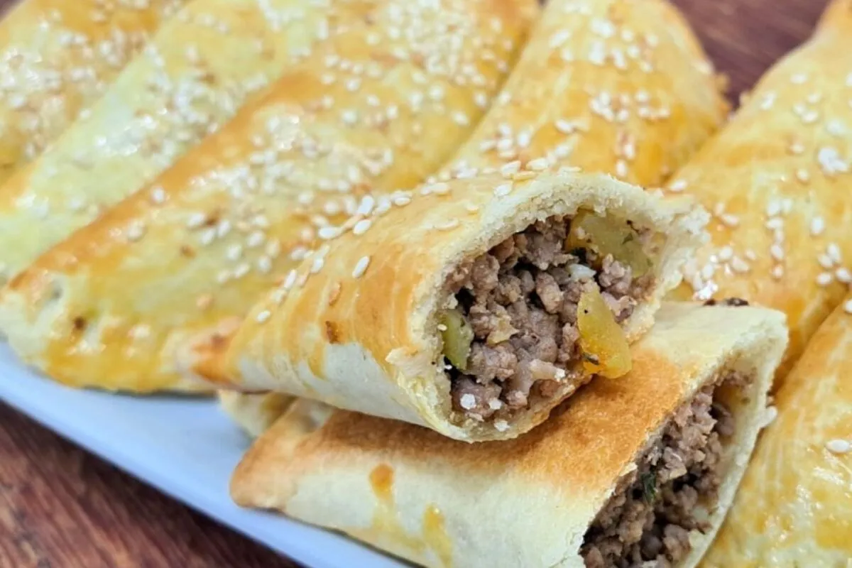 Pastel assado de carne com massa simples, leva só 4 ingredie