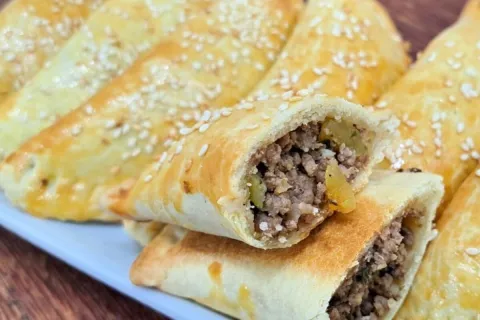 Pastel assado de carne com massa simples, leva só 4 ingredie