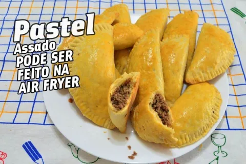 Pastel assado de carne moída com massa de creme de leite que