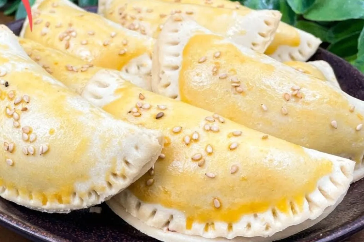 Pastel assado sem glúten e sem leite, com massa levinha e cr