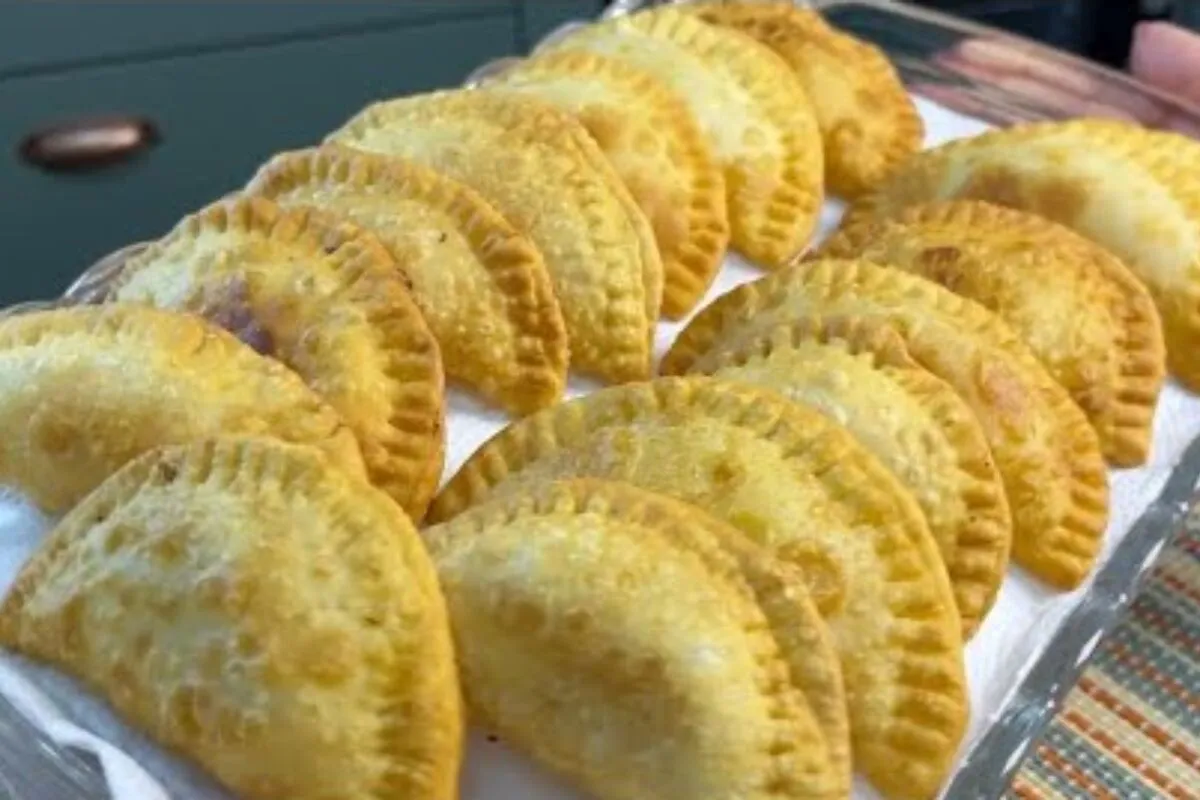 Pastel com 2 ingredientes na massa: super fácil e prático, u