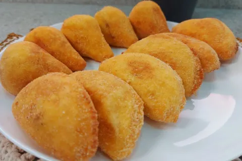 Pastel de angu sequinho por fora e macio por dentro: veja os