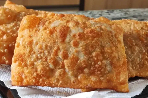 Pastel de feira tradicional e divino, com massa super crocan