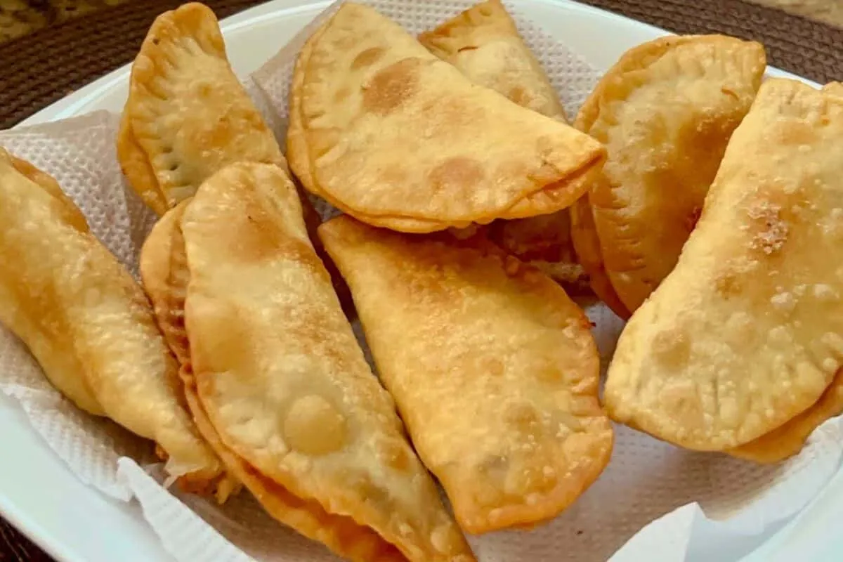 Pastel de feira: uma massa com poucos ingredientes que fica