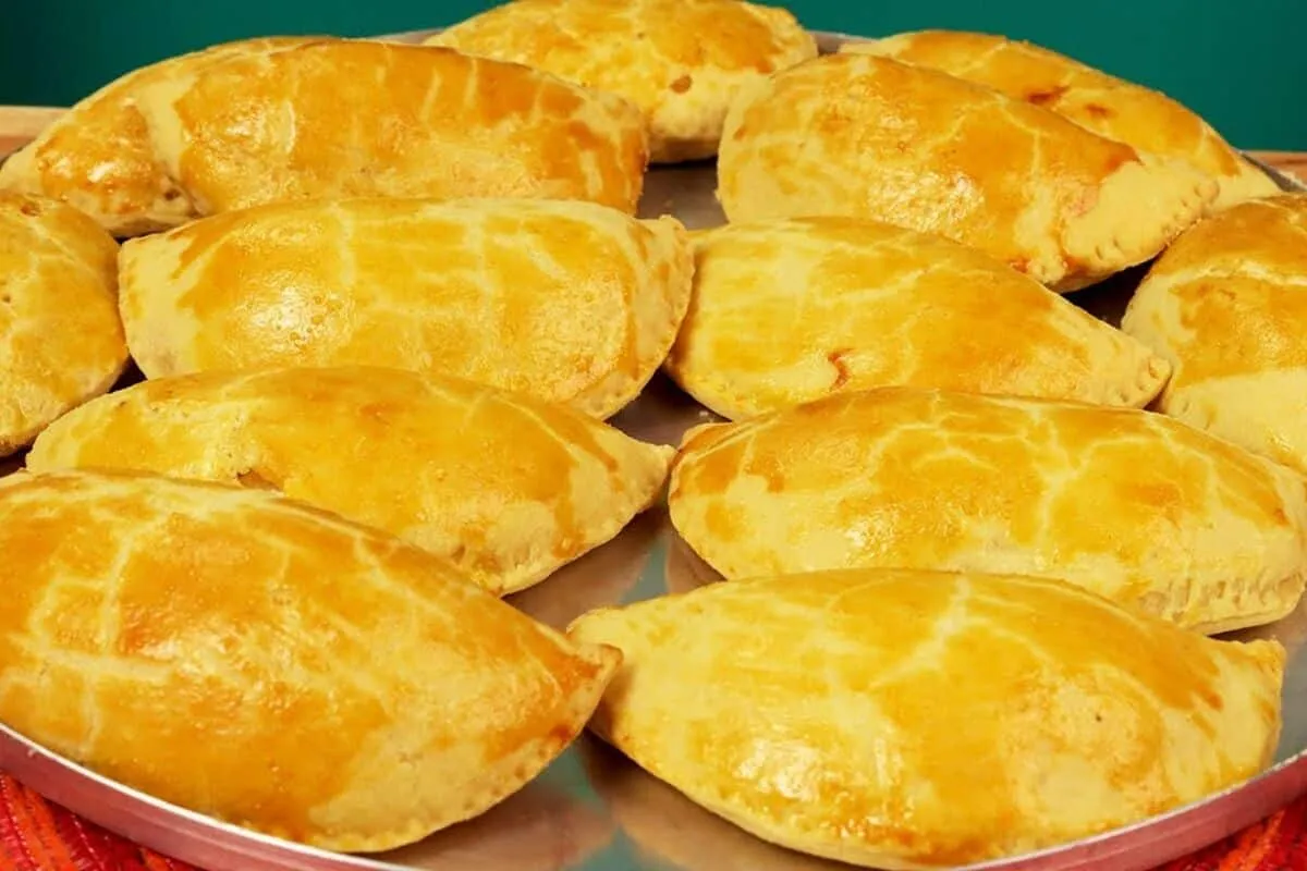 Pastel de forno com massa de poucos ingredientes que não tem