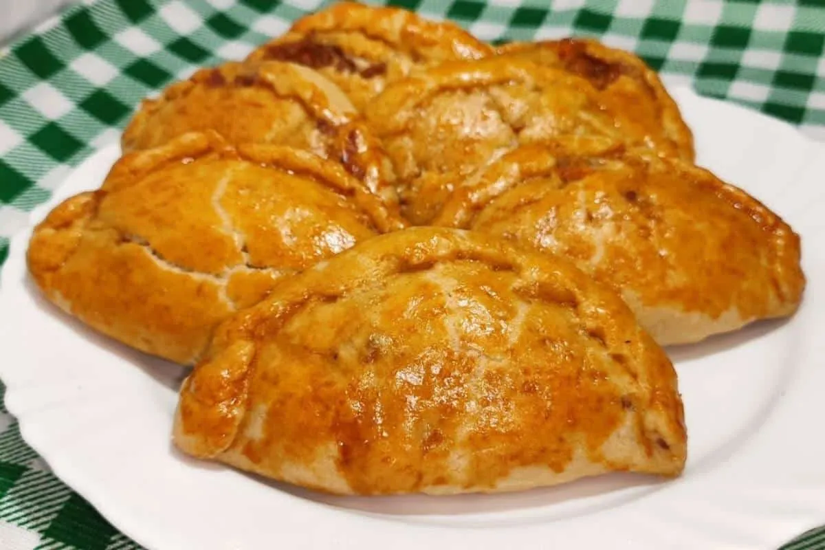 Pastel de forno com massa feita com guaraná que fica uma del