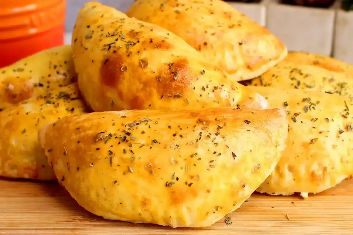 Pastel de forno feito com massa amanteigada que derrete na b