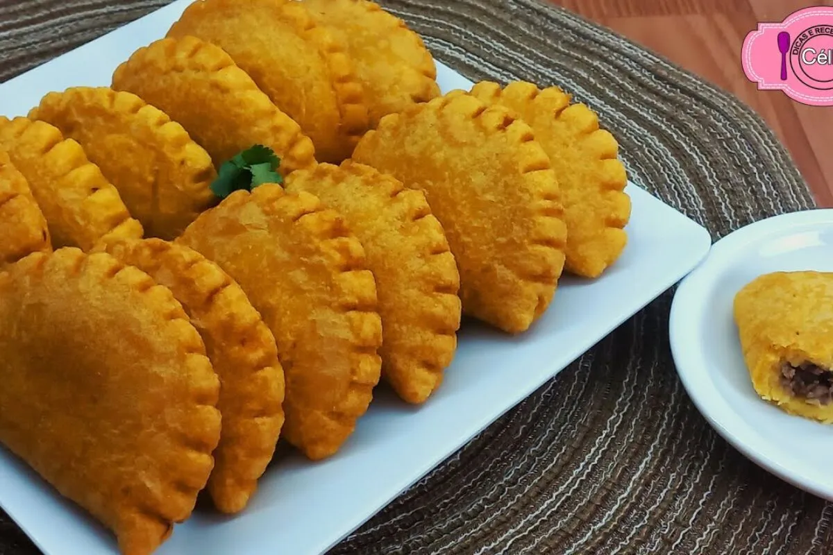 Pastel de fubá com aquela massa de angu legítima, que fica s