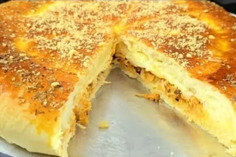 Pastelão de frango com bacon, queijo e uma massa de batata f