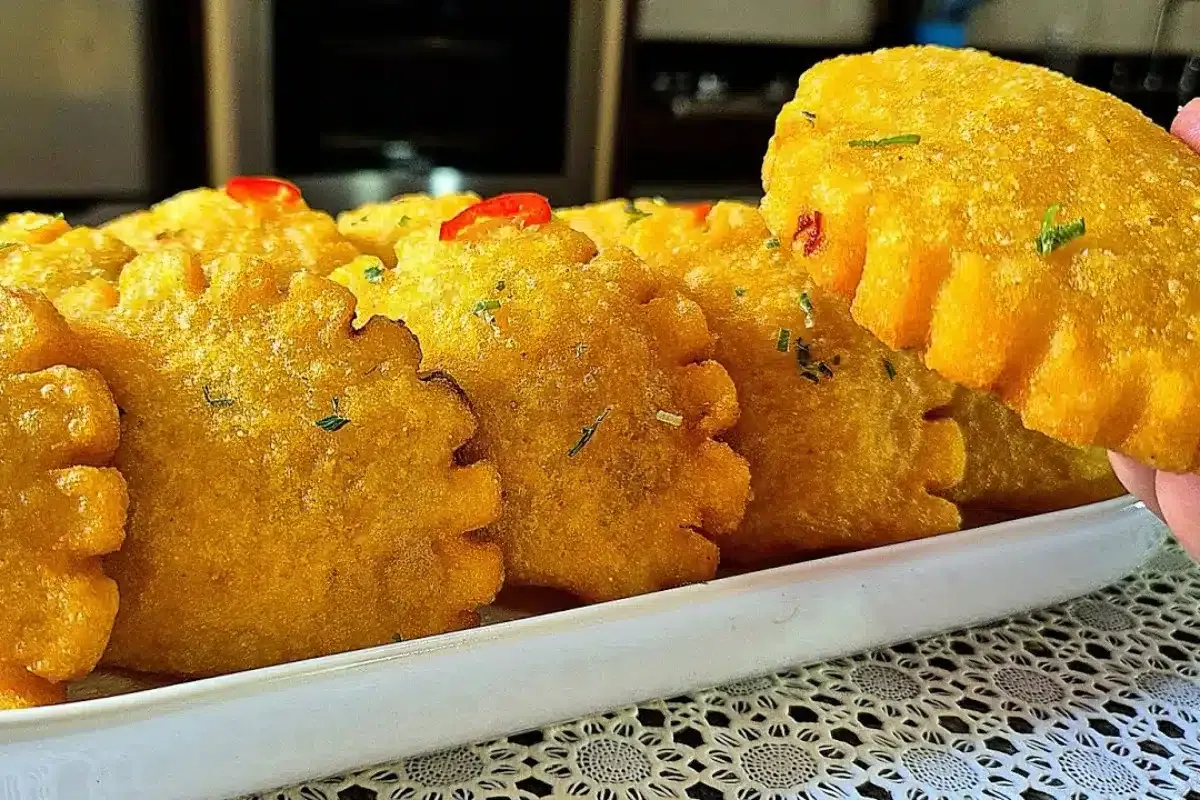 Pastelzinho de fubá feito sem farinha de trigo super crocant