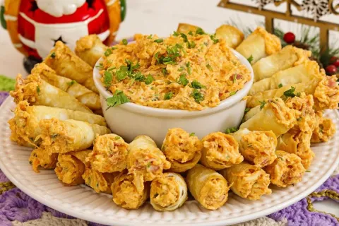 Patê de frango caseiro bem temperado para acompanhar o que s