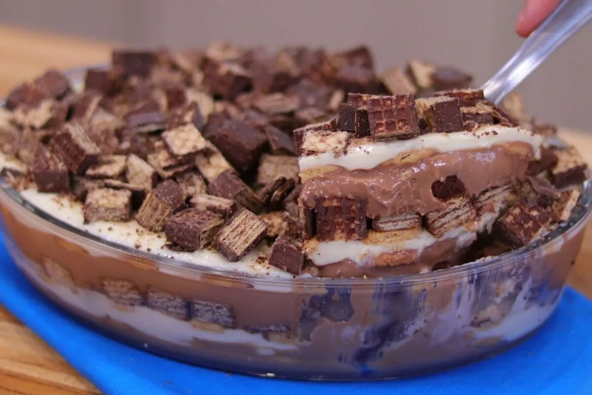 Pavê cremoso de bis rápido e delicioso para servir em qualqu
