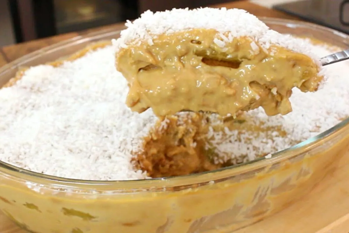 Pavê de abacaxi super cremoso e refrescante feito com pedaço
