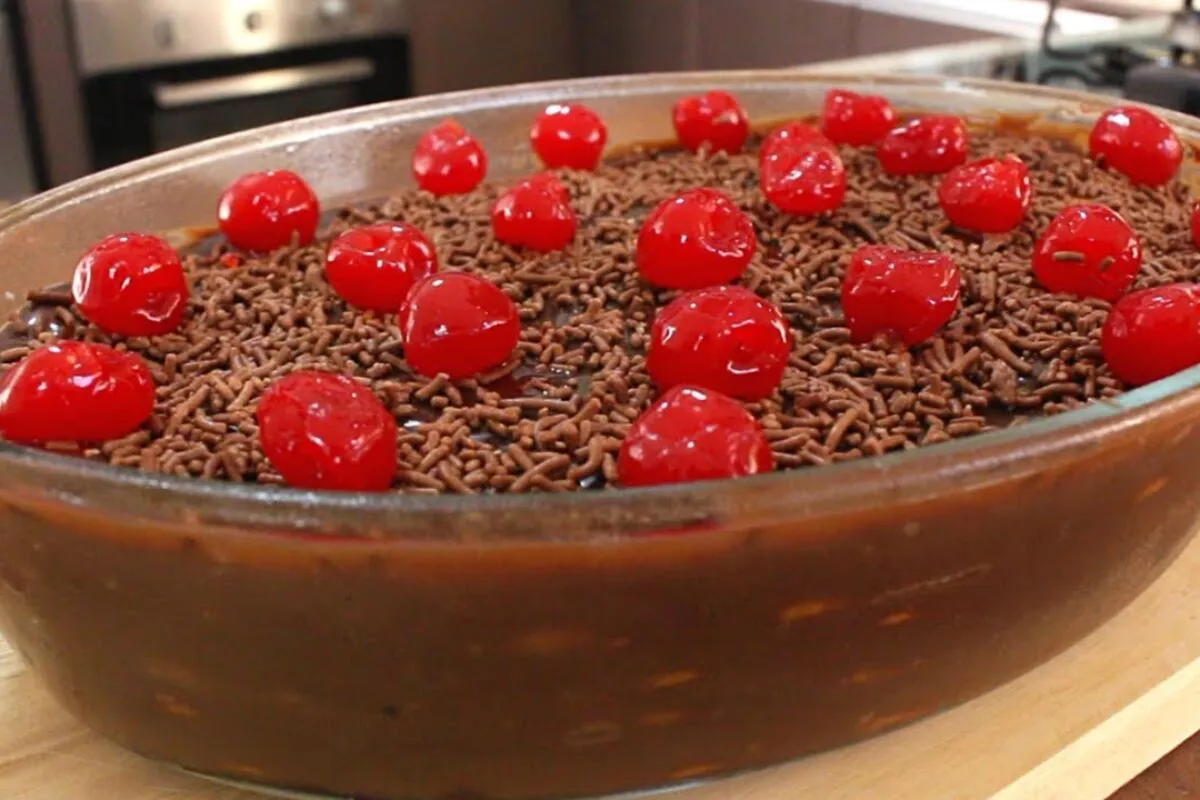Pavê de chocolate com creme delicioso que vai te deixar com