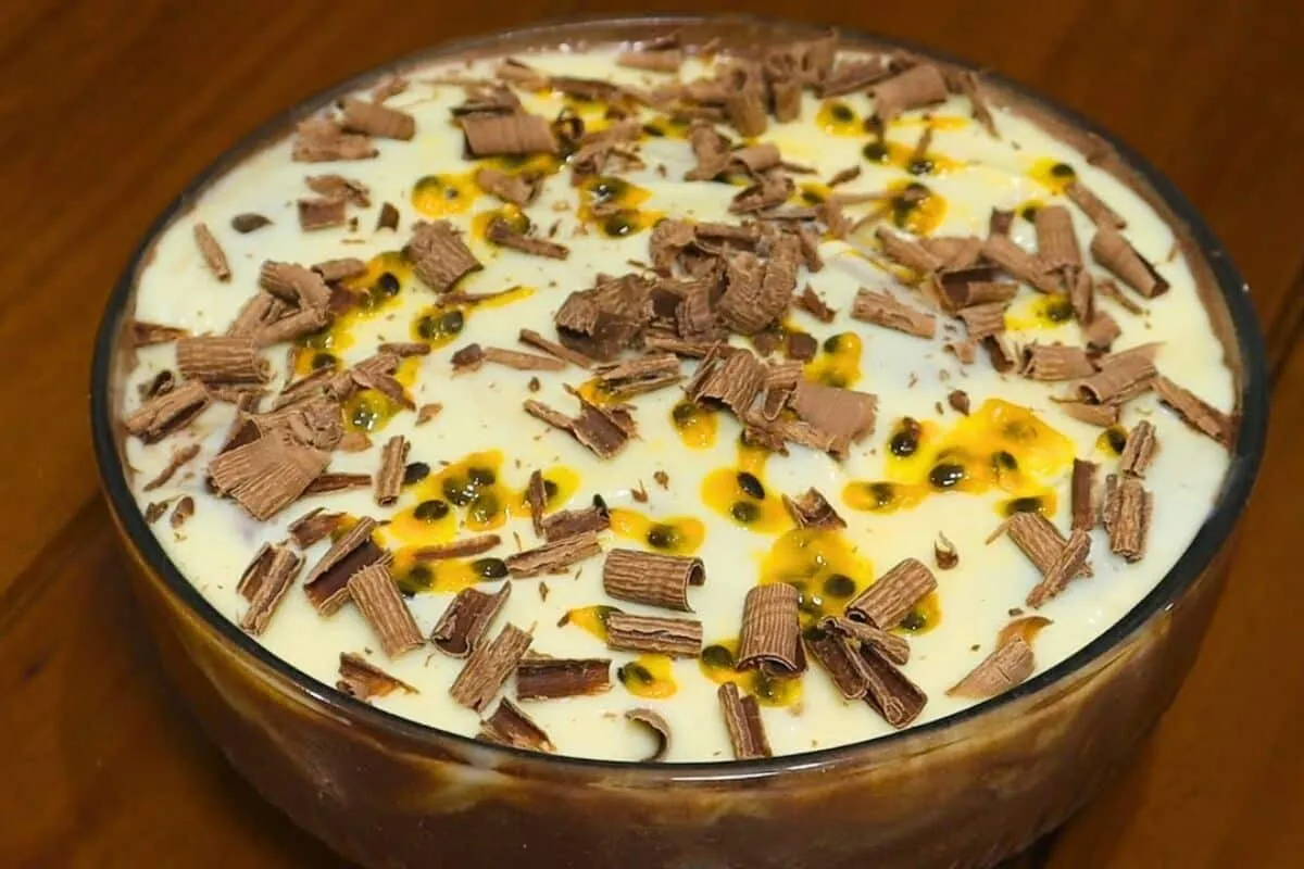 Pavê de chocolate com maracujá cremoso e refrescante, uma co