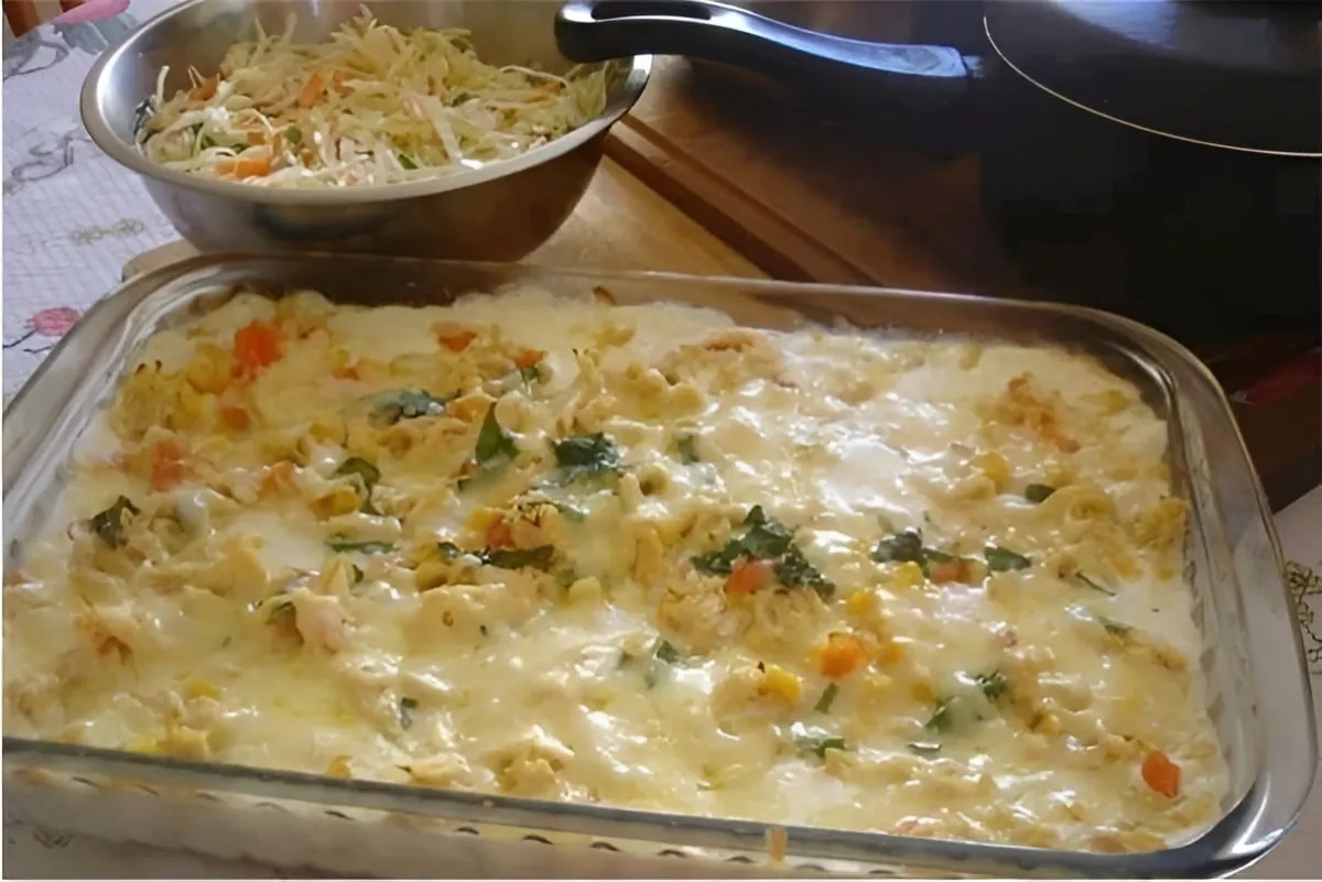 Pavê de frango com molho branco uma refeição completa e deli