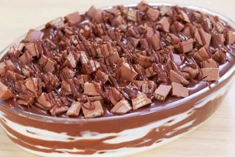 Pavê de kitkat fácil e irresistível, uma sobremesa de sucess