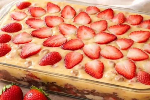 Pavê de morango com um creme aveludado e pedaços da fruta, u