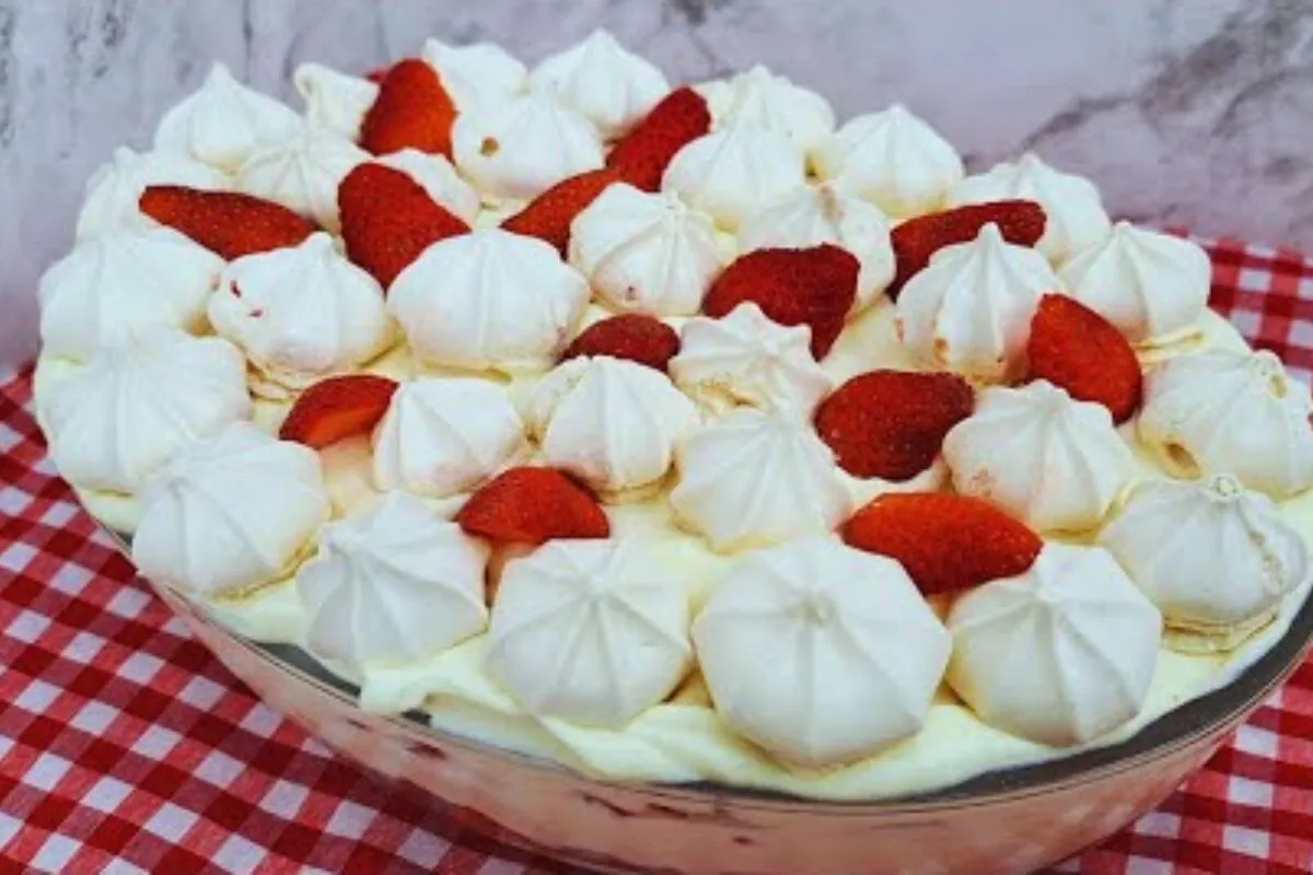 Pavê de morango cremoso e muito fácil de montar para ser a s