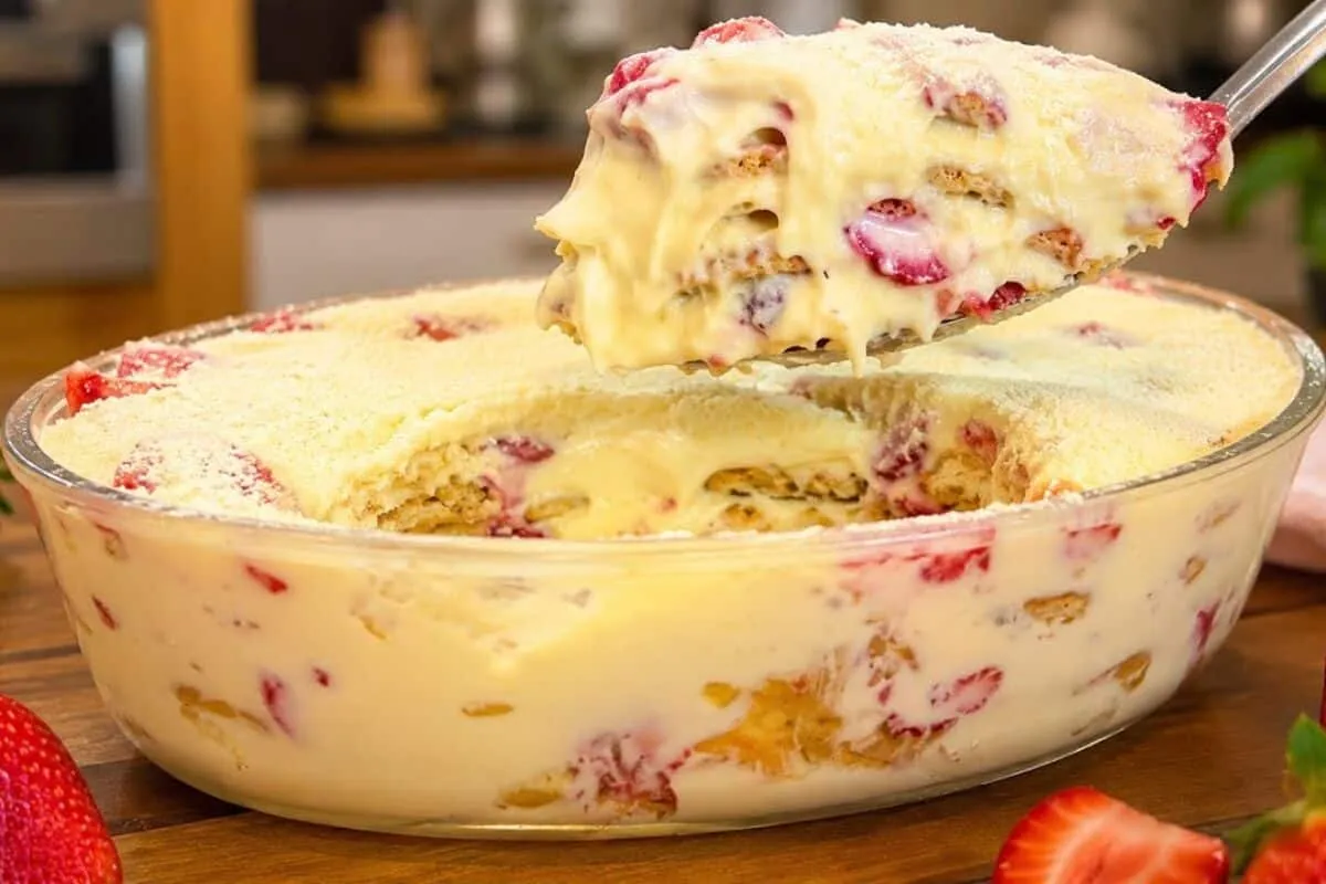 Pavê de morango cremoso montado em camadas deliciosas com bi