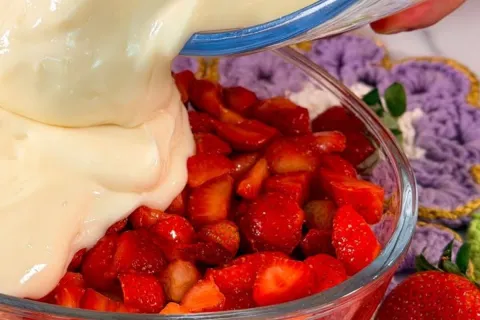 Pavê de morango irresistível com um creme quatro leites, per