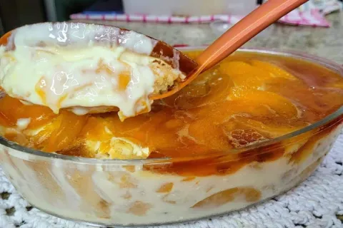 Pavê de pêssego com calda de caramelo: uma sobremesa fácil d