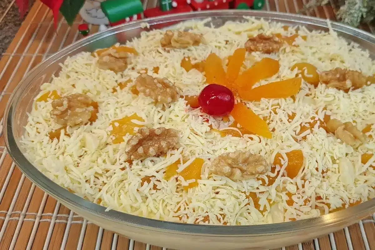 Pavê de pêssego muito cremoso feito com camadas de biscoito