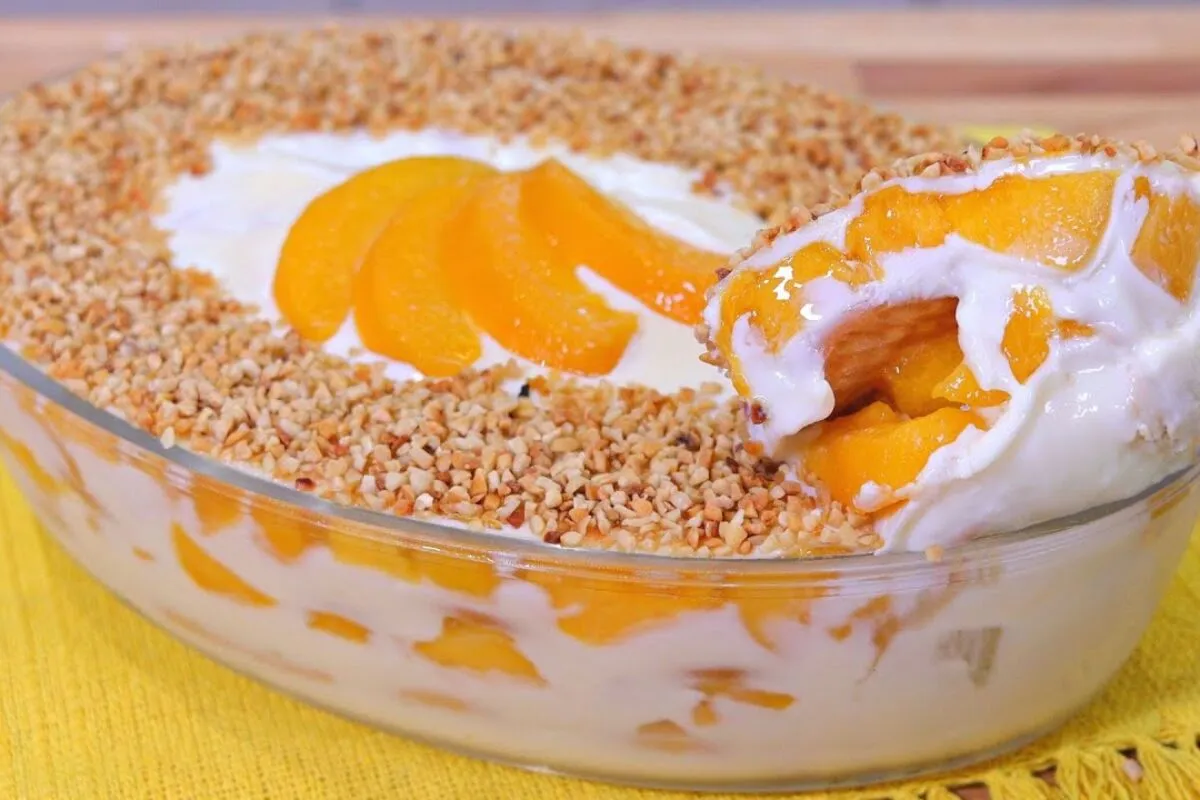 Pavê de pêssego na travessa, cremoso, fácil de montar e perf