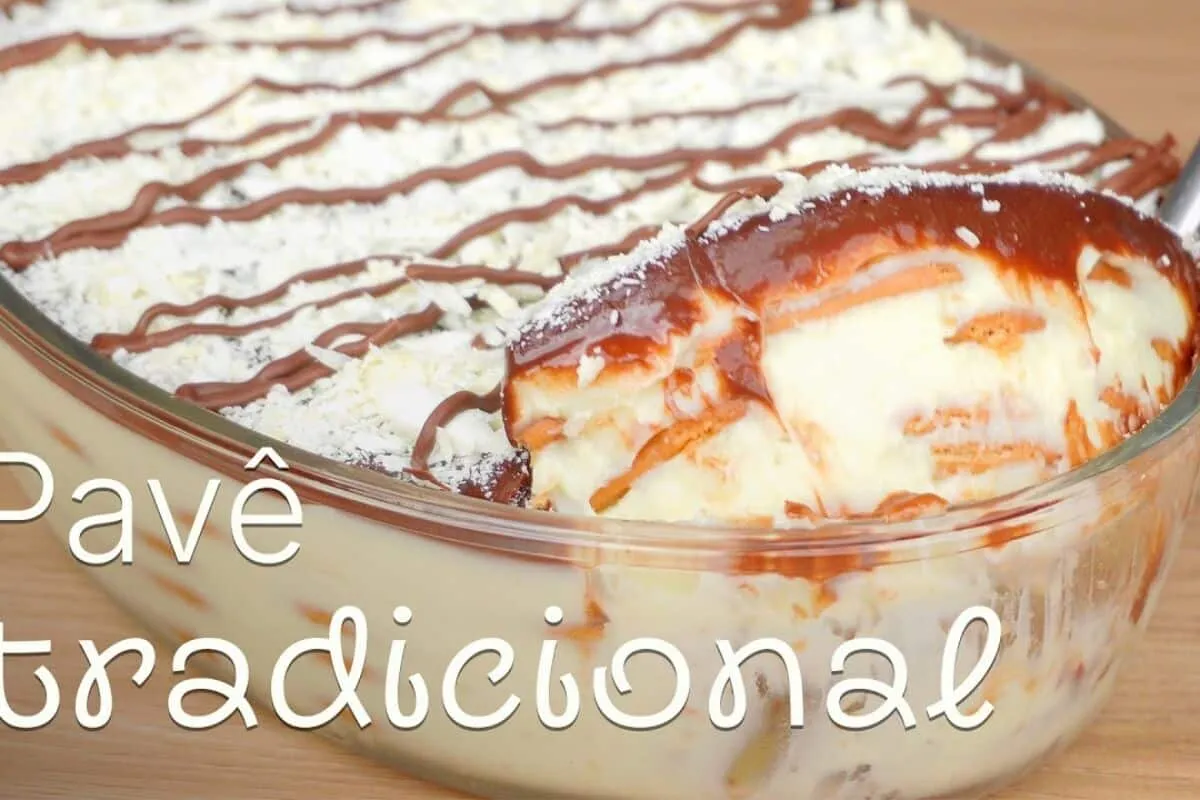 Pavê tradicional com camadas cremosas de biscoito e chocolat