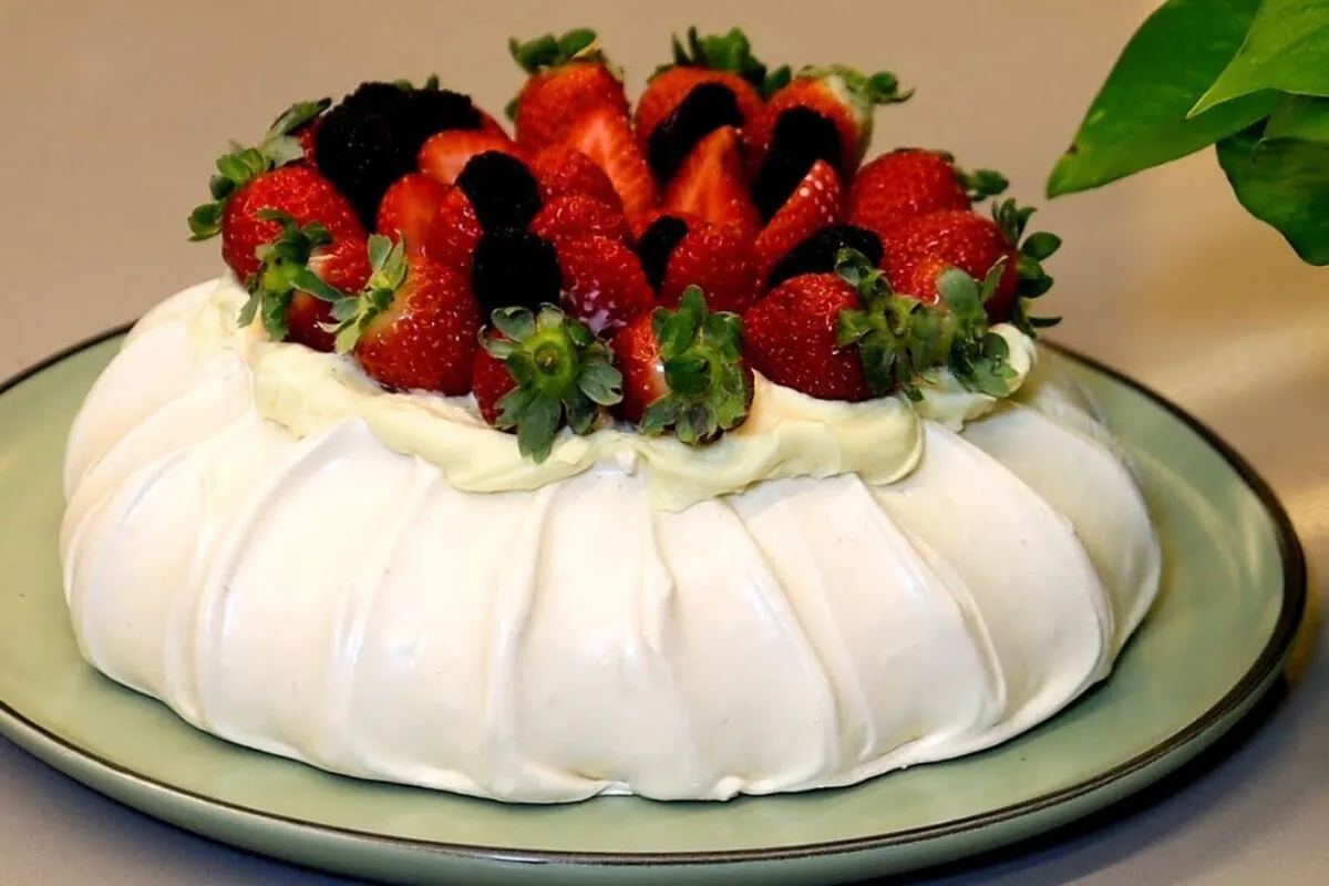 Pavlova perfeita com todos os segredos para montar e deixar