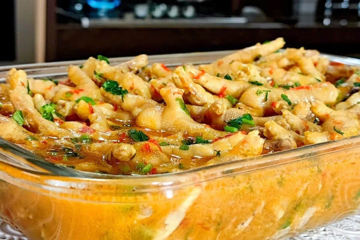 Pé de frango ensopado: puro colágeno numa receita simples e