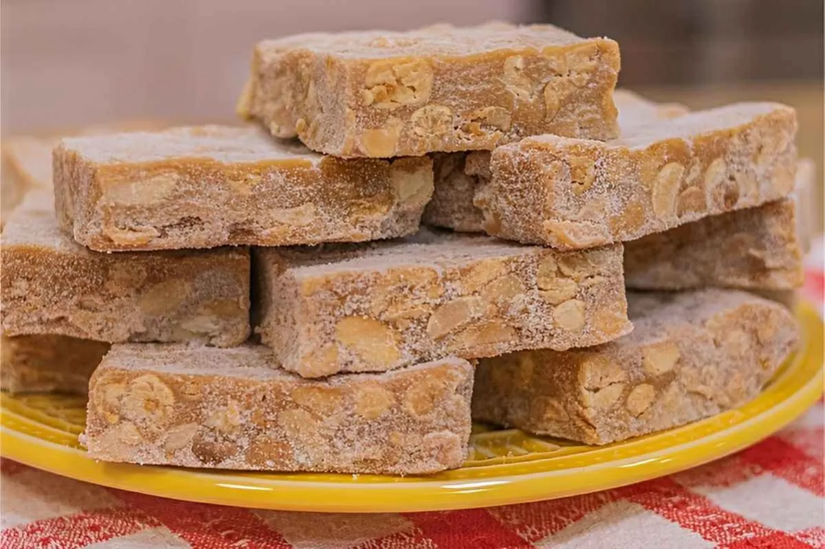 Pé de moça caseiro: um docinho de amendoim com caramelo deli