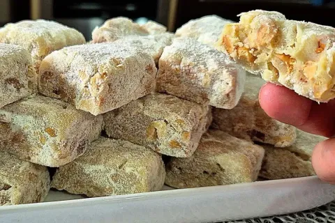 Pé de moça cremoso, macio e com amendoim crocante, um doce q