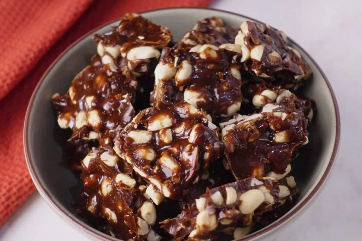 Pé de moleque com chocolate crocante e cremoso, um doce arte