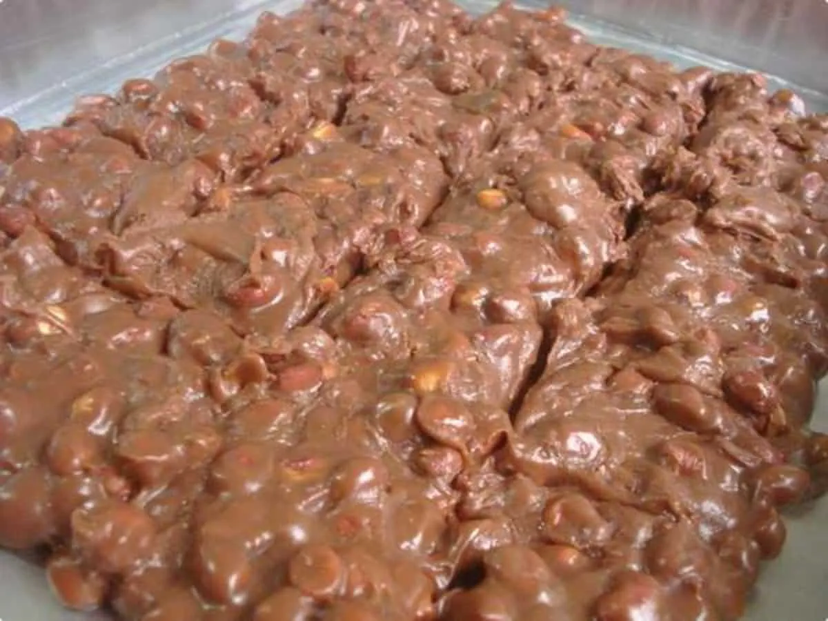 Pé de moleque de chocolate, um docinho fácil e delicioso par