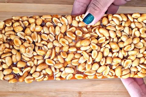 Pé de moleque irresistível para deixar o seu começo de ano m