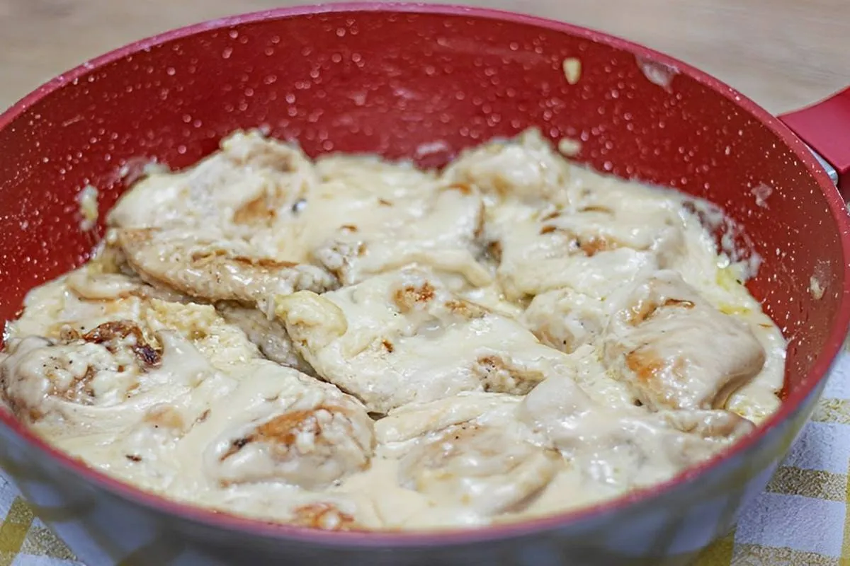 Peito de frango ao molho branco bem úmido e cremoso desse ni
