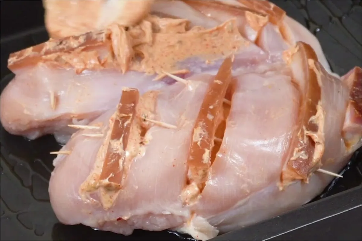 Peito de frango assado macio e suculento para você preparar