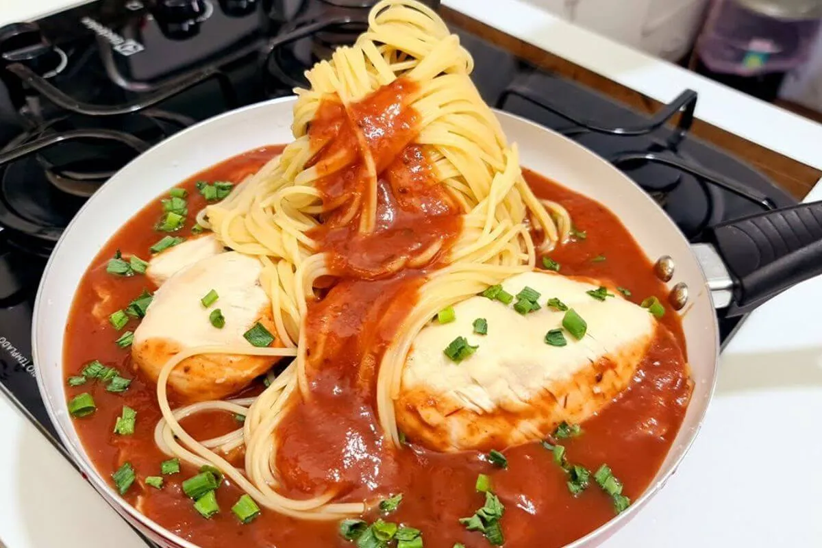 Peito de frango com macarronada uma receita prática de prepa