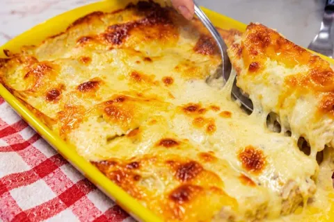 Peito de frango cremoso e gratinado no forno com queijo derr