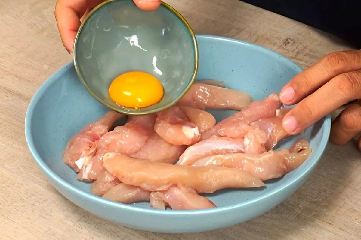 Peito de frango crocante e sequinho na AirFryer com molho es