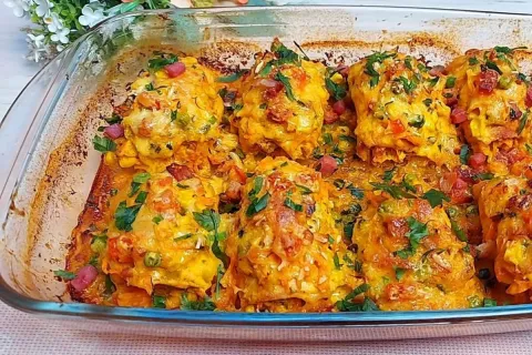 Peito de frango recheado no forno que fica delicioso para se