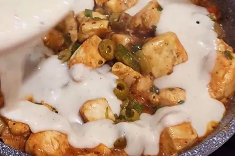 Peito de frango suculento feito de um jeito simples e delici