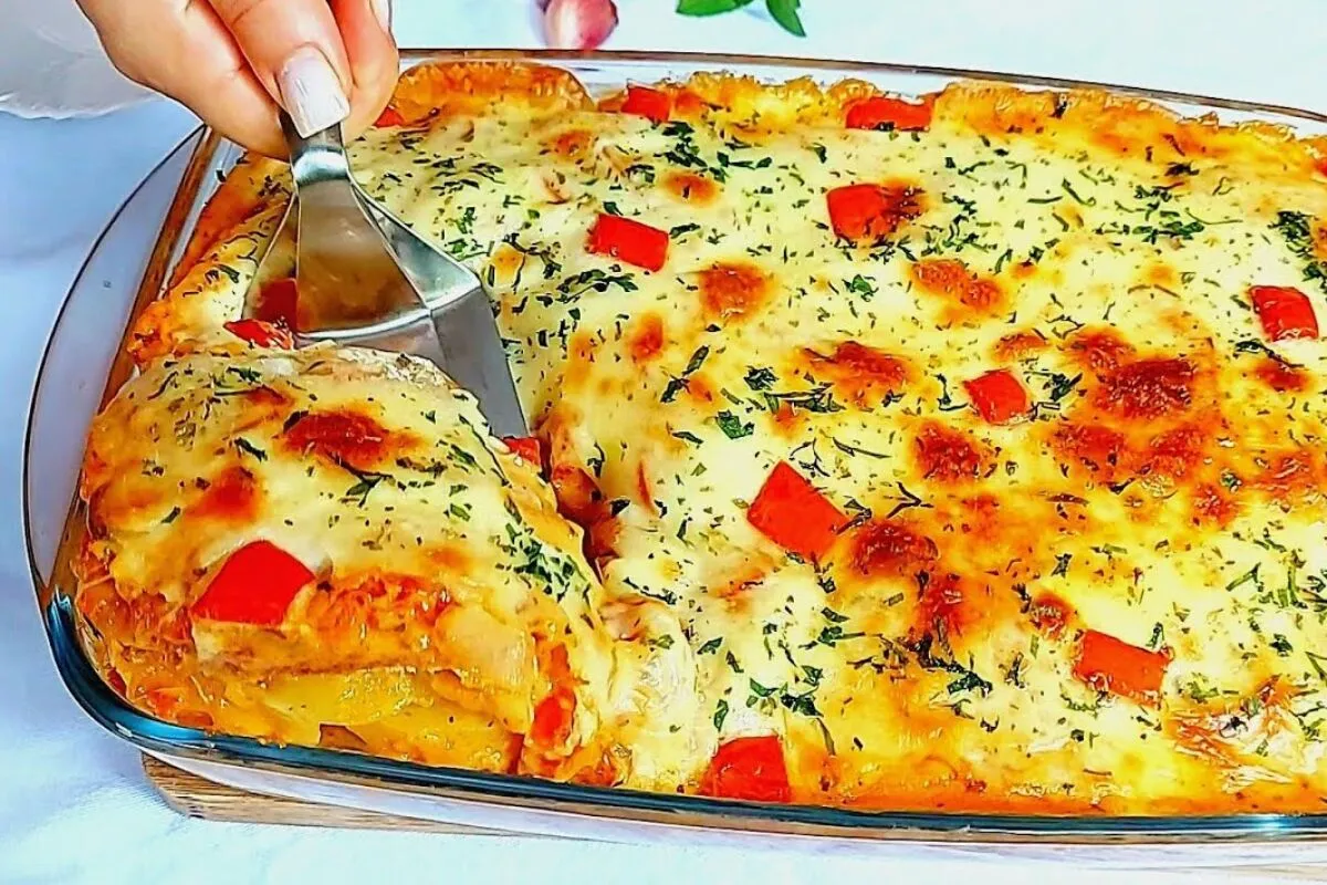 Peixe ao forno com batatas e um tempero especial que deixa a carne macia e suculenta para o almoço de domingo