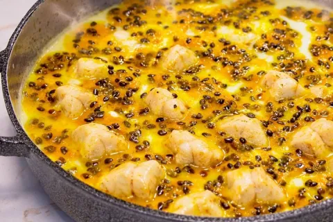 Peixe ao molho de maracujá, que é saboroso e fácil de fazer,